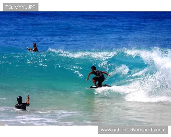 冲浪选手在巨浪中摆造型拍照，摄影师称其“海上疯子”